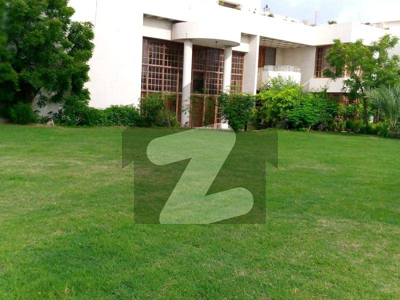 Bungalow for Rent 2200 Sq. Yards (Near Shahrah-e-Quaideen) Bungalow for Rent 2200 Sq. Yards (Near Shahrah-e-Quaideen)
