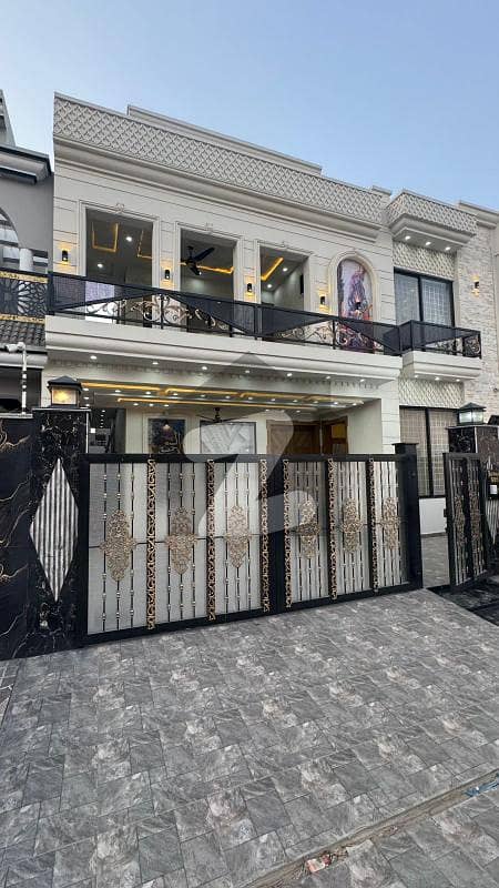 ڈی سی کالونی گوجرانوالہ میں 5 کمروں کا 10 مرلہ مکان 4.0 کروڑ میں برائے فروخت۔