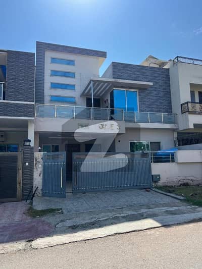 10 Marla Beautiful House Avalible For Rent 10 Marla Beautiful House Avalible For Rent