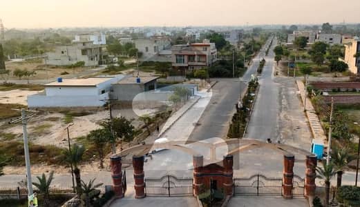 لایٗرز ہاؤسنگ سوسائٹی فیصل آباد میں 2 کنال رہائشی پلاٹ 4.5 کروڑ میں برائے فروخت۔