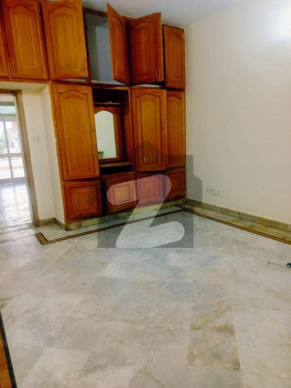G11UPPER PORTION FOR RENT CONER HOUSE PRIME LOCATION