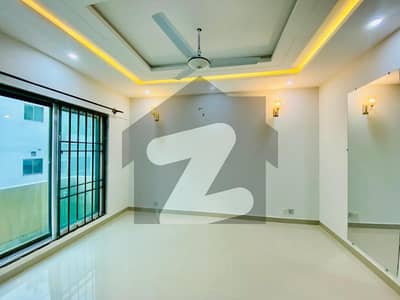 ایف ۔ 11 مرکز ایف ۔ 11,اسلام آباد میں 2 کمروں کا 8 مرلہ فلیٹ 2.8 کروڑ میں برائے فروخت۔