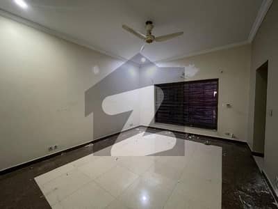 ڈی ایچ اے فیز 2 - سیکٹر جے ڈی ایچ اے ڈیفینس فیز 2,ڈی ایچ اے ڈیفینس,اسلام آباد میں 3 کمروں کا 4 مرلہ مکان 3.25 کروڑ میں برائے فروخت۔