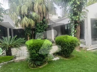 ایف ۔ 8 اسلام آباد میں 5 کمروں کا 3 کنال مکان 63.0 کروڑ میں برائے فروخت۔