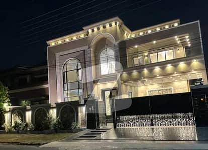 ویلینشیاء ہاؤسنگ سوسائٹی لاہور میں 1 کنال مکان 8.2 کروڑ میں برائے فروخت۔