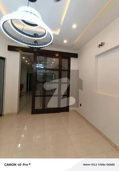 ڈی ایچ اے فیز 8 سابقہ ایئر ایوینیو ڈی ایچ اے فیز 8,ڈی ایچ اے ڈیفینس,لاہور میں 4 کمروں کا 10 مرلہ مکان 3.9 کروڑ میں برائے فروخت۔