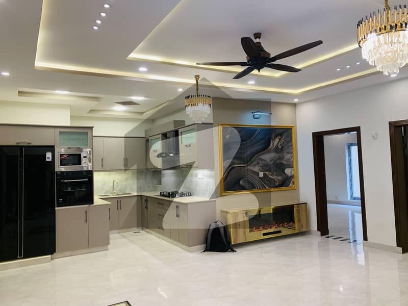 مری روڈ راولپنڈی میں 9 کمروں کا 7 مرلہ مکان 5.0 کروڑ میں برائے فروخت۔