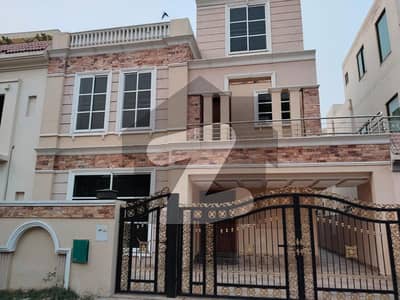 بحریہ ٹاؤن جینیپر بلاک بحریہ ٹاؤن سیکٹر سی,بحریہ ٹاؤن,لاہور میں 5 کمروں کا 10 مرلہ مکان 3.5 کروڑ میں برائے فروخت۔ بحریہ ٹاؤن جینیپر بلاک بحریہ ٹاؤن سیکٹر سی,بحریہ ٹاؤن,لاہور میں 5 کمروں کا 10 مرلہ مکان 3.5 کروڑ میں برائے فروخت۔