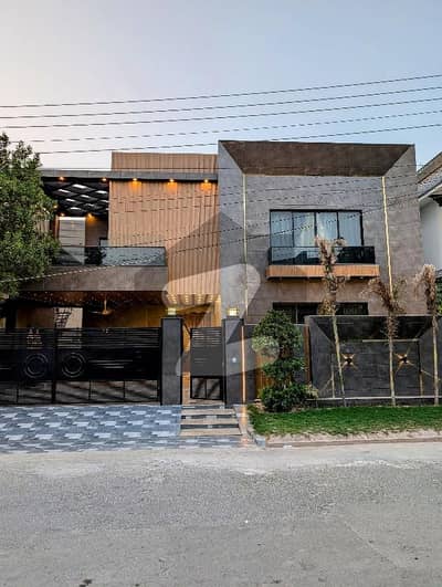 ویلینشیاء ہاؤسنگ سوسائٹی لاہور میں 6 کمروں کا 1 کنال مکان 9.5 کروڑ میں برائے فروخت۔