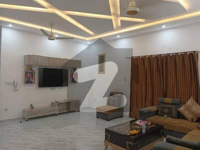 سبزہ زار سکیم لاہور میں 6 کمروں کا 12 مرلہ مکان 3.8 کروڑ میں برائے فروخت۔