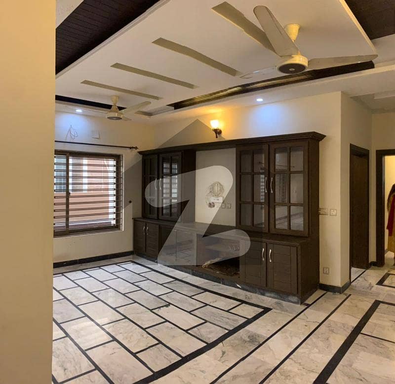 10 MARLA GROUND FLOOR WITH SEPRATE GATE 10 MARLA GROUND FLOOR WITH SEPRATE GATE