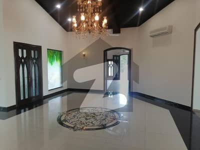 F11 800SQY 3BEDS TILED FLOOR SEPARATE GATE UPPER PORTION PARKING 2 CARS SERVANT QUARTER