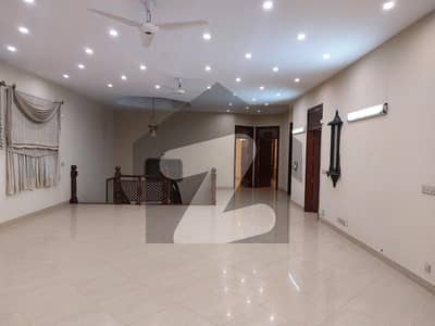 ڈی ایچ اے فیز 8 ڈی ایچ اے ڈیفینس,کراچی میں 6 کمروں کا 2 کنال مکان 9.0 لاکھ میں کرایہ پر دستیاب ہے۔