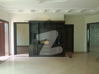 10 Marla Neat and Clean 3rd House to Park Modern House available for Rent