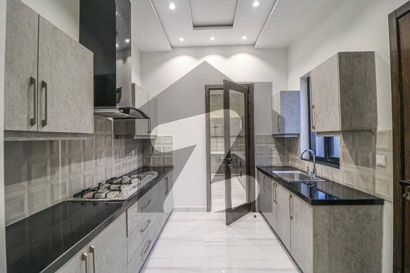 10 MARLA MODERN DESIGN VILLA NEAR WATEEN CHOWK
