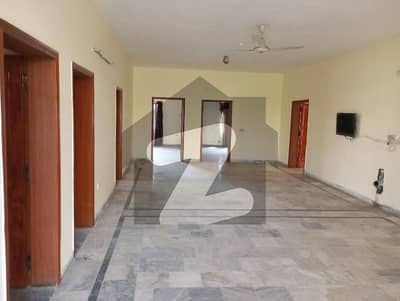 گلبرگ لاہور میں 8 کمروں کا 2 کنال مکان 8.0 لاکھ میں کرایہ پر دستیاب ہے۔