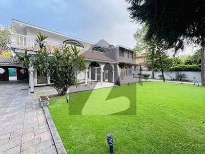 4 kanal Front Back lawn House With Double Gate For Rent On Most Prime Location