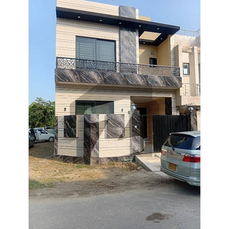 پیراگون سٹی لاہور میں 3 کمروں کا 5 مرلہ مکان 1.0 لاکھ میں کرایہ پر دستیاب ہے۔ پیراگون سٹی لاہور میں 3 کمروں کا 5 مرلہ مکان 1.0 لاکھ میں کرایہ پر دستیاب ہے۔