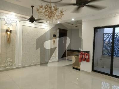 ڈی ایچ اے فیز 7 - بلاک یو فیز 7,ڈیفنس (ڈی ایچ اے),لاہور میں 6 کمروں کا 1 کنال مکان 9.0 کروڑ میں برائے فروخت۔