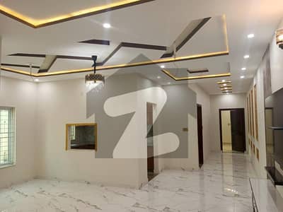 او پی ایف ہاؤسنگ سکیم لاہور میں 6 کمروں کا 10 مرلہ مکان 1.9 لاکھ میں کرایہ پر دستیاب ہے۔