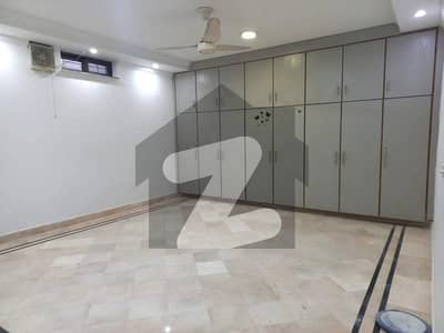 ڈی ایچ اے فیز 3 ڈیفنس (ڈی ایچ اے),لاہور میں 5 کمروں کا 1 کنال مکان 2.4 لاکھ میں کرایہ پر دستیاب ہے۔