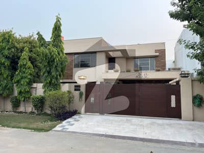 18 Marla Park Facing Corner House Available For Sale