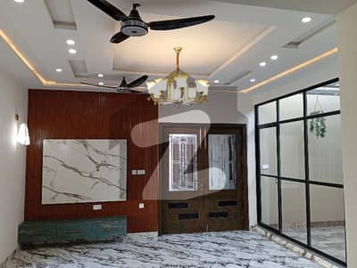 کینال روڈ فیصل آباد میں 4 کمروں کا 7 مرلہ مکان 3.5 کروڑ میں برائے فروخت۔
