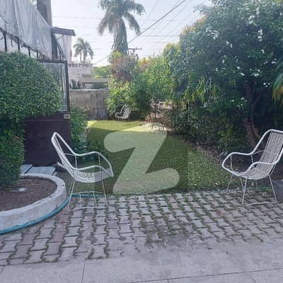 Furnished Annexe 1 Bed Attached washroom Kitchen for Single Lady or 2 person Just