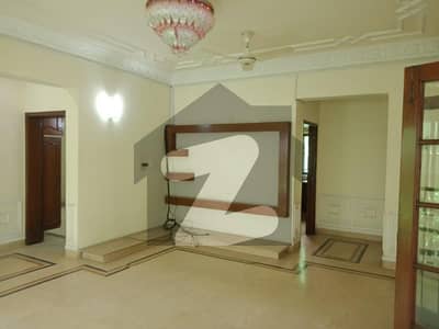 ڈی ایچ اے فیز 3 ڈیفنس (ڈی ایچ اے),لاہور میں 4 کمروں کا 1 کنال مکان 2.1 لاکھ میں کرایہ پر دستیاب ہے۔