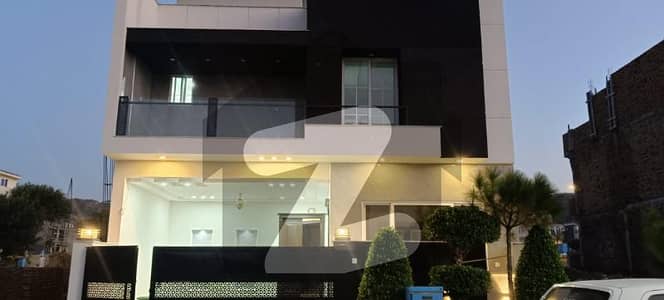 فیصل ہلز اسلام آباد میں 6 کمروں کا 8 مرلہ مکان 3.8 کروڑ میں برائے فروخت۔