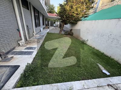 6 BEDROOM DOUBLE KITCHEN BEAUTIFUL HOUSE BRAND NEW WASHROOMS