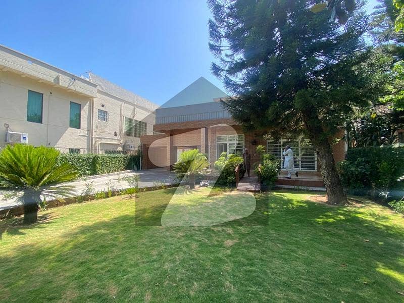 F-8 Compact House With Yard F-8 Compact House With Yard