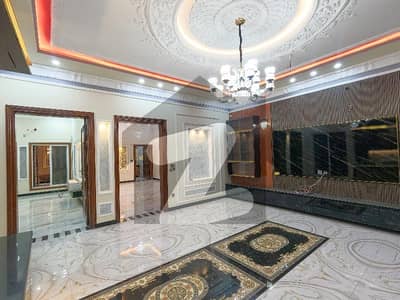 سمن آباد لاہور میں 9 کمروں کا 11 مرلہ مکان 6.9 کروڑ میں برائے فروخت۔