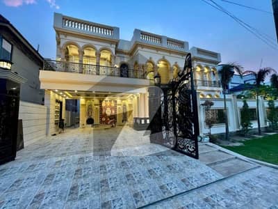 ویلینشیاء ہاؤسنگ سوسائٹی لاہور میں 6 کمروں کا 1 کنال مکان 9.6 کروڑ میں برائے فروخت۔