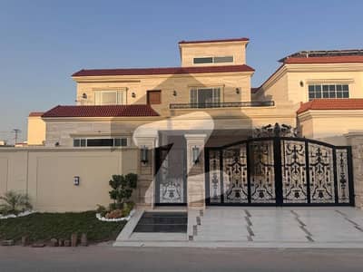 بش ایگزیکٹو ولاز ملتان میں 5 کمروں کا 14 مرلہ مکان 5.35 کروڑ میں برائے فروخت۔
