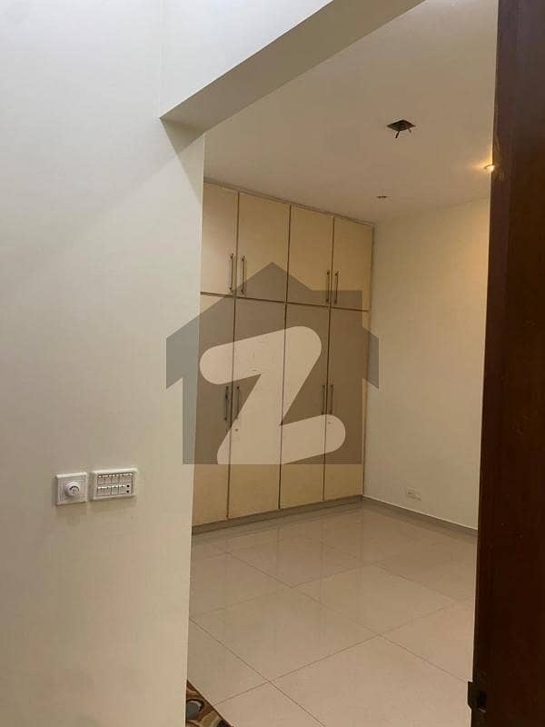 200 YARD BUNGALOW FOR SALE   LOCATION: BADBAN LANE PHASE 4 DHA KARACHI