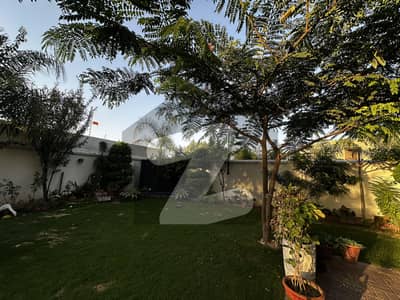 عمارکینیان ویوز اسلام آباد میں 5 کمروں کا 1 کنال مکان 9.8 کروڑ میں برائے فروخت۔