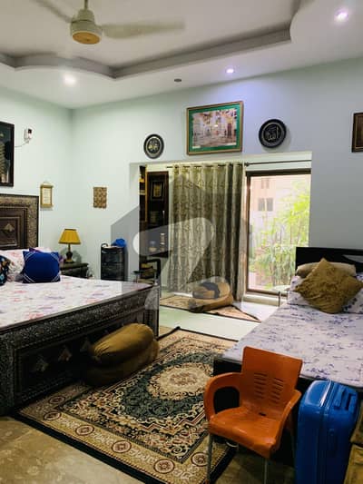 سکھ چین گارڈنز لاہور میں 5 کمروں کا 1 کنال مکان 6.5 کروڑ میں برائے فروخت۔