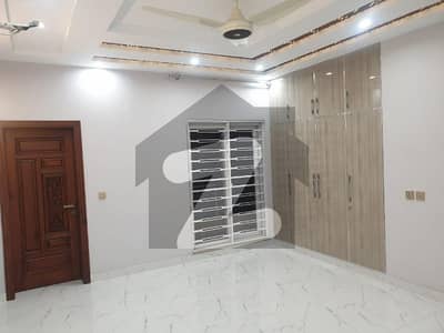 اقبال ایوینیو فیز 1 اقبال ایوینیو,لاہور میں 3 کمروں کا 10 مرلہ بالائی پورشن 95.0 ہزار میں کرایہ پر دستیاب ہے۔