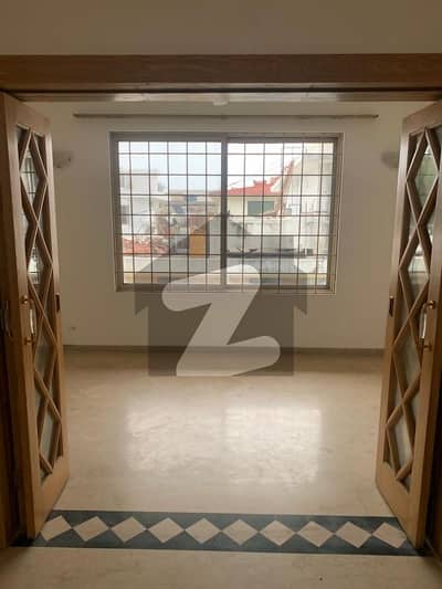 جی ۔ 10 اسلام آباد میں 5 کمروں کا 8 مرلہ مکان 5.8 کروڑ میں برائے فروخت۔