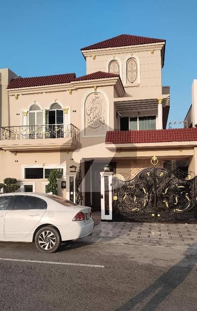 سٹی ہاؤسنگ سکیم جہلم میں 6 کمروں کا 10 مرلہ مکان 3.65 کروڑ میں برائے فروخت۔