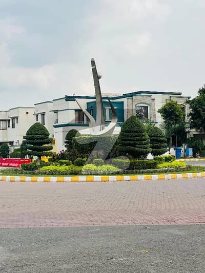 8 MARLA COMMERCIAL CORNER PLUS FACING PARK PLOT FOR SALE IN DREAM GARDEN LAHORE ON GOOD LOCATION AND REASONABLE DEMAND