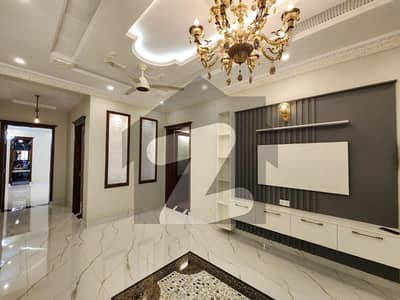 پی آئی اے ہاؤسنگ سکیم لاہور میں 5 کمروں کا 10 مرلہ مکان 4.85 کروڑ میں برائے فروخت۔