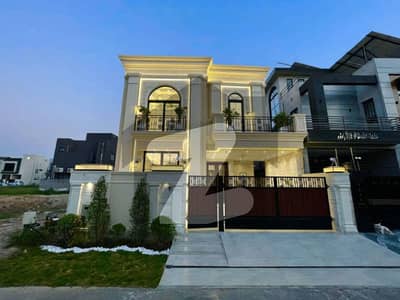 ڈی ایچ اے 9 ٹاؤن ڈیفنس (ڈی ایچ اے),لاہور میں 4 کمروں کا 8 مرلہ مکان 5.75 کروڑ میں برائے فروخت۔
