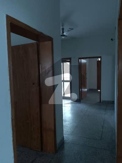 جی ۔ 11 اسلام آباد میں 5 کمروں کا 8 مرلہ مکان 1.65 لاکھ میں کرایہ پر دستیاب ہے۔