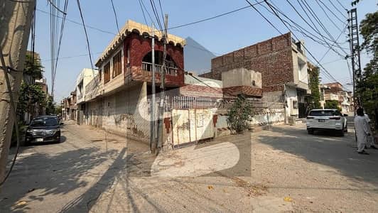 مدینہ ٹاؤن فیصل آباد میں 11 مرلہ رہائشی پلاٹ 2.6 کروڑ میں برائے فروخت۔