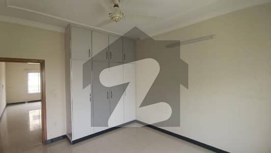 Neat and clen flat Available Neat and clen flat Available