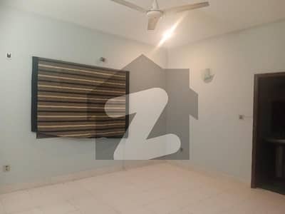 ڈی ایچ اے فیز 7 ڈی ایچ اے ڈیفینس,کراچی میں 4 کمروں کا 1 کنال بالائی پورشن 1.6 لاکھ میں کرایہ پر دستیاب ہے۔