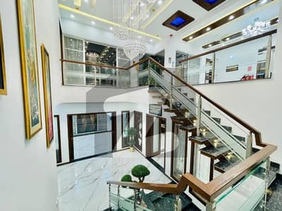 پنجاب سمال انڈسٹریز کالونی لاہور میں 5 کمروں کا 1 کنال مکان 3.5 لاکھ میں کرایہ پر دستیاب ہے۔