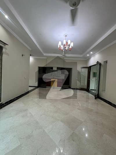 ڈی ایچ اے فیز 3 ڈیفنس (ڈی ایچ اے),لاہور میں 3 کمروں کا 1 کنال بالائی پورشن 1.2 لاکھ میں کرایہ پر دستیاب ہے۔